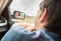 Junge auf Autoreise lehnt sich aus Autofenster — Stockfoto