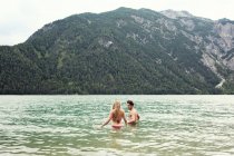 Пара талии глубоко в воде, Achensee, Инсбрук, Тироль, Австрия, Европа — стоковое фото