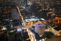 Високий кут міський пейзаж і хмарочоси вночі, Бангкок, Таїланд — стокове фото