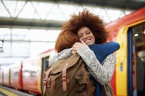 Amigos do sexo feminino reunião por plataforma de trem — Fotografia de Stock