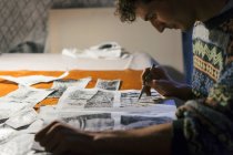 Artista masculino desenho em caderno de esboços em estúdio artistas — Fotografia de Stock
