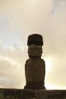 Baixo ângulo de vista da estátua de pedra na colina verde, Ilha de Páscoa, Chile — Fotografia de Stock