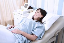 Pregnant woman lying in hospital bed — Stock Photo