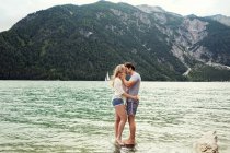 Paar küsst sich im flachen Wasser, achensee, innsbruck, tirol, österreich, europa — Stockfoto