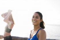 Портрет двух молодых женщин, тренирующихся на пляже — стоковое фото