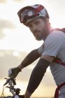 Retrato de ciclista de montaña masculino a la luz del sol - foto de stock