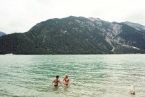 Coppia vita profonda in acqua, Achensee, Innsbruck, Tirolo, Austria, Europa — Foto stock