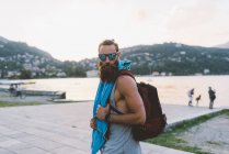 Portrait de jeune homme avec sac à dos au lac de Côme, Lombardie, Italie — Photo de stock