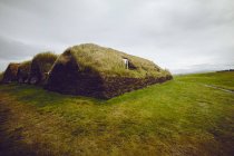 Turf houses, Akureyri, Eyjafjardarsysla, Islândia — Fotografia de Stock