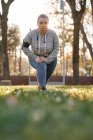 Портрет криволинейной молодой женщины, тренирующейся в парке — стоковое фото