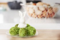 Coniglietto di Pasqua decorazione della tavola sul bancone della cucina — Foto stock
