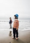 Retrato de dois irmãos em pé na praia — Fotografia de Stock