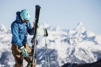Esquiador masculino se preparando para colocar esquis — Fotografia de Stock