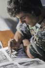 Desenho de artista masculino em caderno de esboços em estúdio de artista — Fotografia de Stock