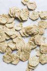 Cracker a grani multipli sparsi su tavolo bianco — Foto stock