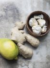 Ansicht von Ingwerwurzeln, Zitrone und Knoblauch auf Marmortisch — Stockfoto