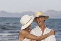 Пара обнимается на пляже, Пальма-де-Майорка, Испания — стоковое фото