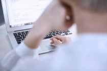 Über-die-Schulter-Ansicht einer Geschäftsfrau mit Laptop — Stockfoto