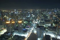 Vue du paysage urbain nocturne avec éclairage et lumières, Bangkok, Thaïlande — Photo de stock