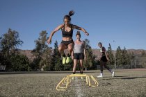 Frau springt über Hindernisse der Beweglichkeit — Stockfoto