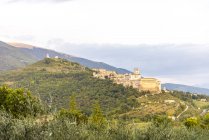 Vista paisagem à distância da Basílica de São Francisco de Assis na encosta, Assis, Úmbria, Itália — Fotografia de Stock