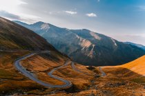 Carretera del valle de la montaña con curvas de horquilla, Draja, Vaslui, Rumania - foto de stock