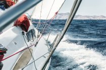 Blick an Bord der Yacht, die durch Meereswellen in Küstennähe segelt, Kroatien — Stockfoto