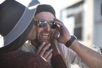 Donna baciare l'uomo sulla guancia all'aperto — Foto stock