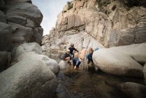 Crianças brincando em rochas no rio, Lake Arrowhead, Califórnia, EUA — Fotografia de Stock
