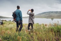 Couple near Dillon Reservoir, looking at view, Silverthorne, Colorado, USA — Stock Photo