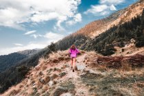 Junge Frau zu Fuß auf Feldwegen Berge, draja, vaslui, Rumänien — Stockfoto