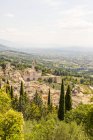 Blick auf Dächer und Basilika des Heiligen Franz von Assisi, Assisi, Umbrien, Italien — Stockfoto