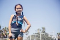 Портрет школярка з рук на стегна на школа спортивний майданчик — стокове фото