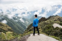 Homme regardant la vue, en route vers Machu Picchu via le sentier Inca, Huanuco, Pérou, Amérique du Sud — Photo de stock