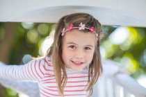 Mädchen im Kindergarten, Porträt auf Klettergerüst im Garten — Stockfoto