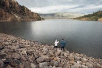 Coppia camminando su rocce accanto a Dillon Reservoir, vista elevata, Silverthorne, Colorado, Stati Uniti d'America — Foto stock