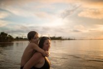 Mère et fils debout par la mer, Destin, Floride — Photo de stock