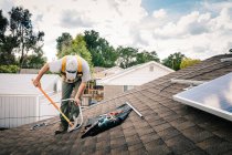 Arbeiter installiert Sonnenkollektoren auf Hausdach — Stockfoto