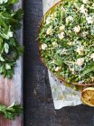 Vista elevada de guisante verde fresco y pizza de hoja de ensalada - foto de stock