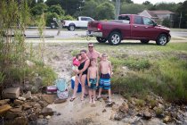 Familia en banco de arena por el agua, Destin, Florida - foto de stock