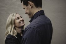Портрет дорослої пари, що посміхається обличчям до обличчя — стокове фото