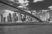 Міський пейзаж з Бруклінський міст і хмарочосів, B&W, Нью-Йорк, США — стокове фото