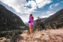 Jovem mulher olhando para a paisagem florestal, Draja, Vaslui, Roménia — Fotografia de Stock