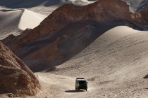 Camion sur la Valle de la Luna (Vallée de la Lune), désert d'Atacama, Chili — Photo de stock