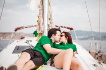 Couple couché sur voilier baisers — Photo de stock