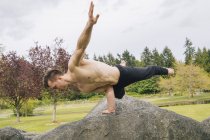 Man balancing on rock with one hand, Seattle, Washington, Estados Unidos, América do Norte — Fotografia de Stock