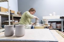 Жінка працює з керамікою в студії — стокове фото