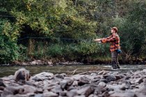 Vista laterale di Man Fishing In River — Foto stock