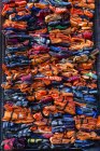 Exposición de chalecos salvavidas apilados coloridos - Soleil Levant por el artista chino Ai Weiwei, Nyhavn, Copenhague, Dinamarca - foto de stock