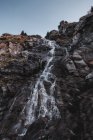 Wasserfall bewegt sich über Felswand, Draja, Vaslui, Rumänien — Stockfoto